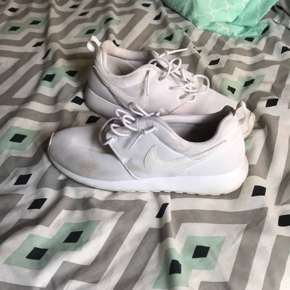 White womens Roshe Nike’s